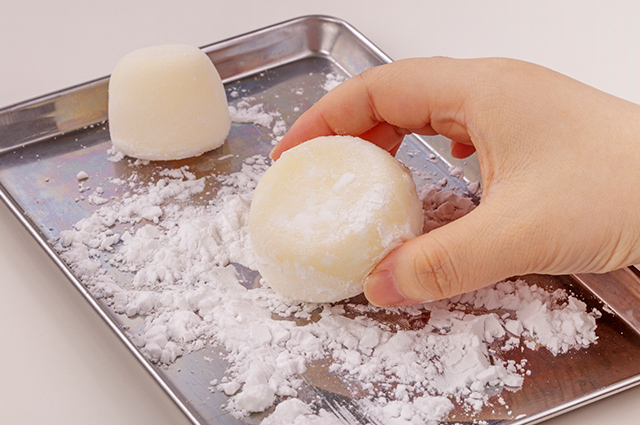 パッケージから雪見だいふくを取り出し、片栗粉をまぶす。
