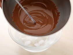 チョコレートを細かく刻み、50度位の湯せんにかけて静かに混ぜながら溶かします