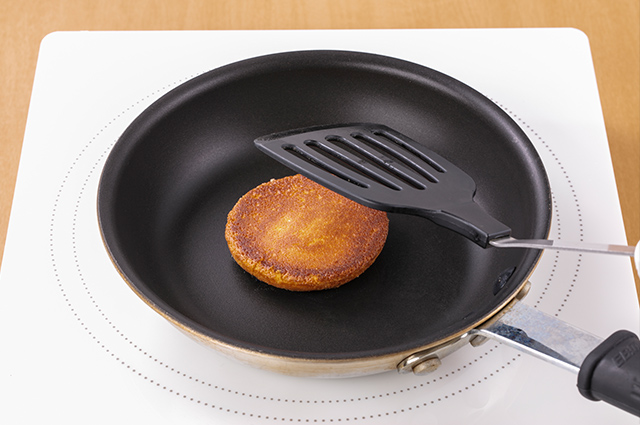 ワッフルメーカーの代わりにフライパンで押し焼きにすることで代用もできます。