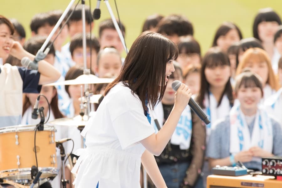 広瀬さんの熱唱に見とれる部員のみなさん