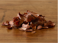 チョコレートの原料であるカカオ豆のまわりを包んでいる皮のこと。製造の過程で取り除かれる部分でロッテでは主にこれを肥料や飼料として使っています。