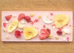 表面が少し溶けてきたらドライフルーツやナッツなどを並べる。