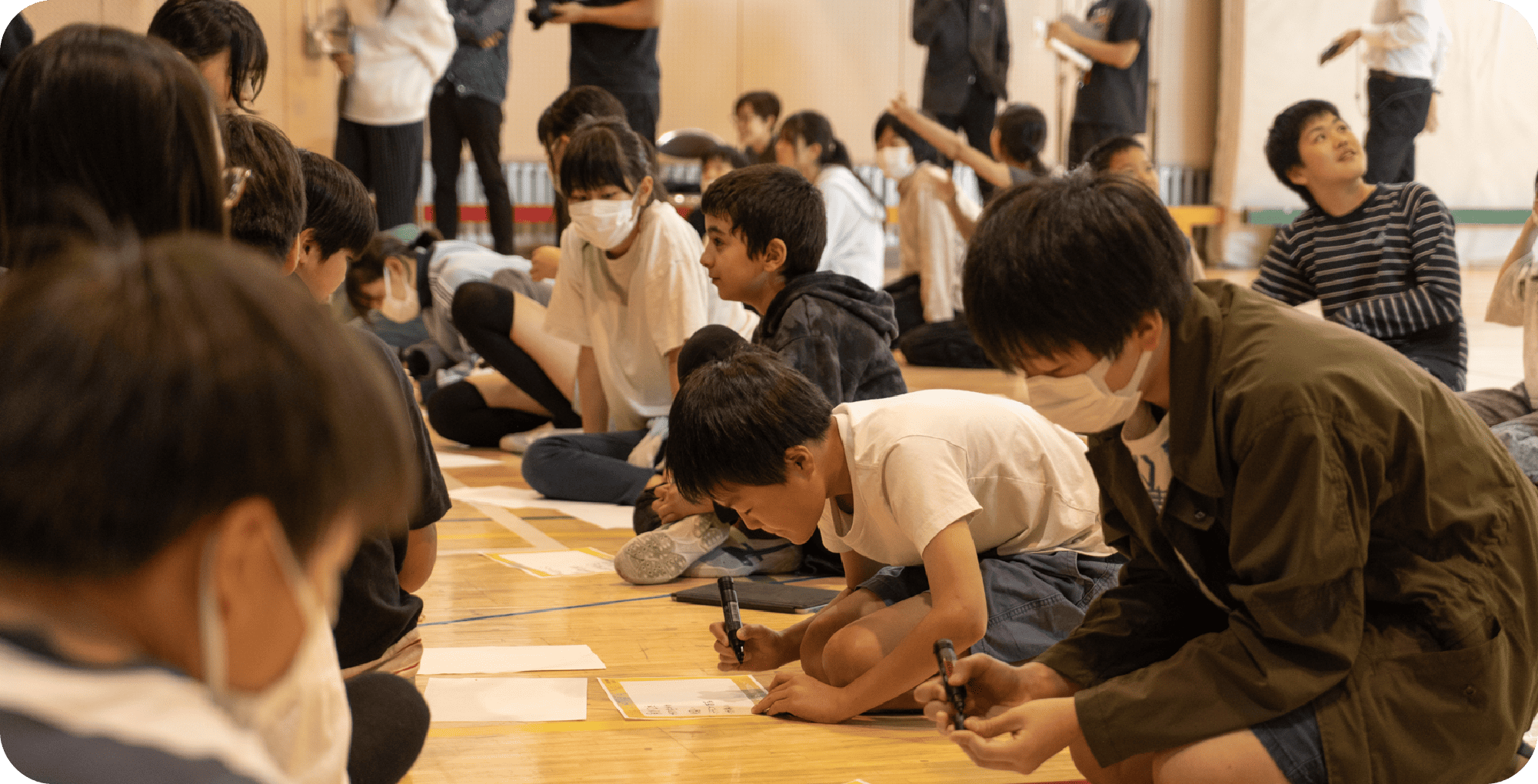架空の生き物を書く生徒たち