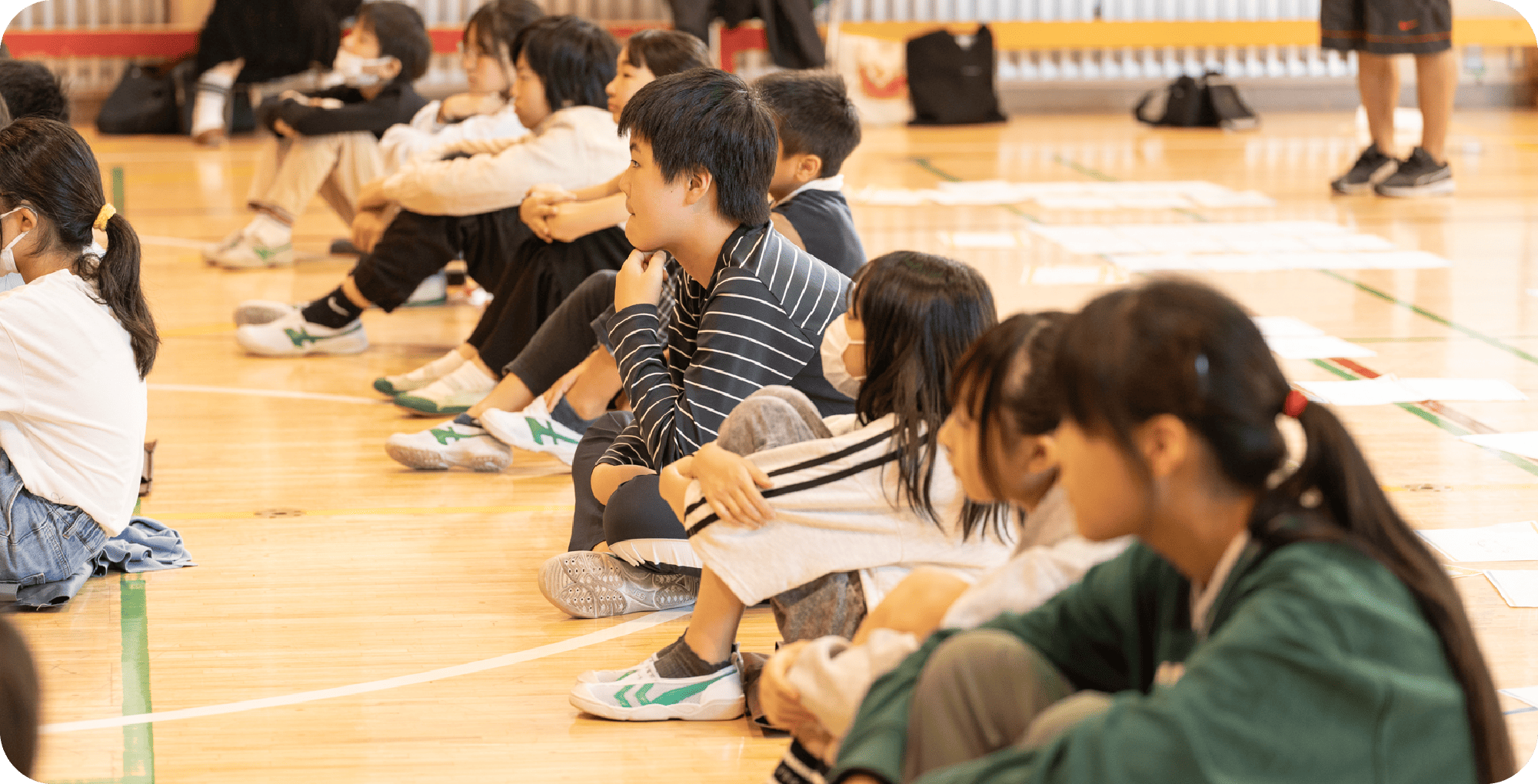 話を聴く生徒たち