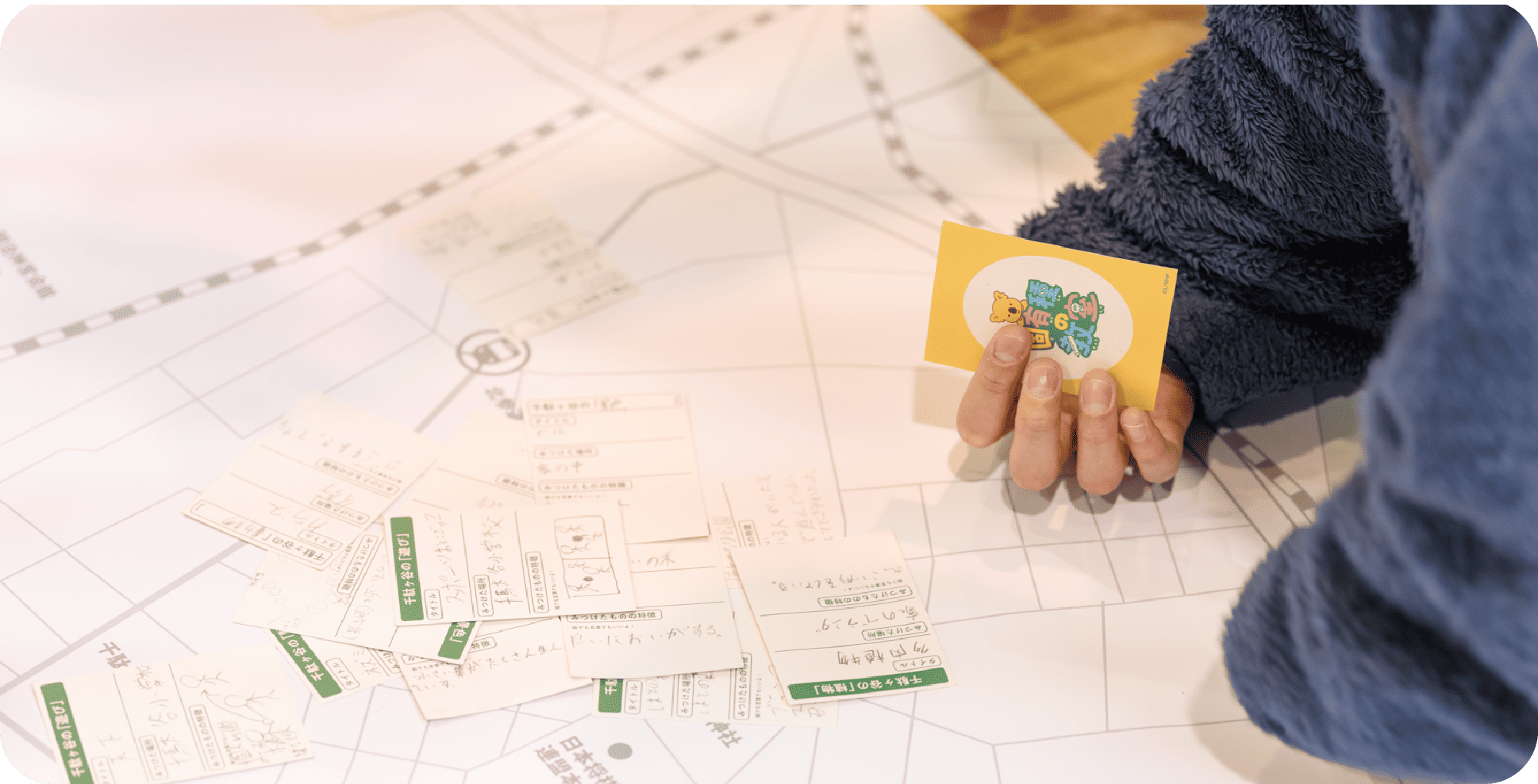 カードを地図にはる生徒