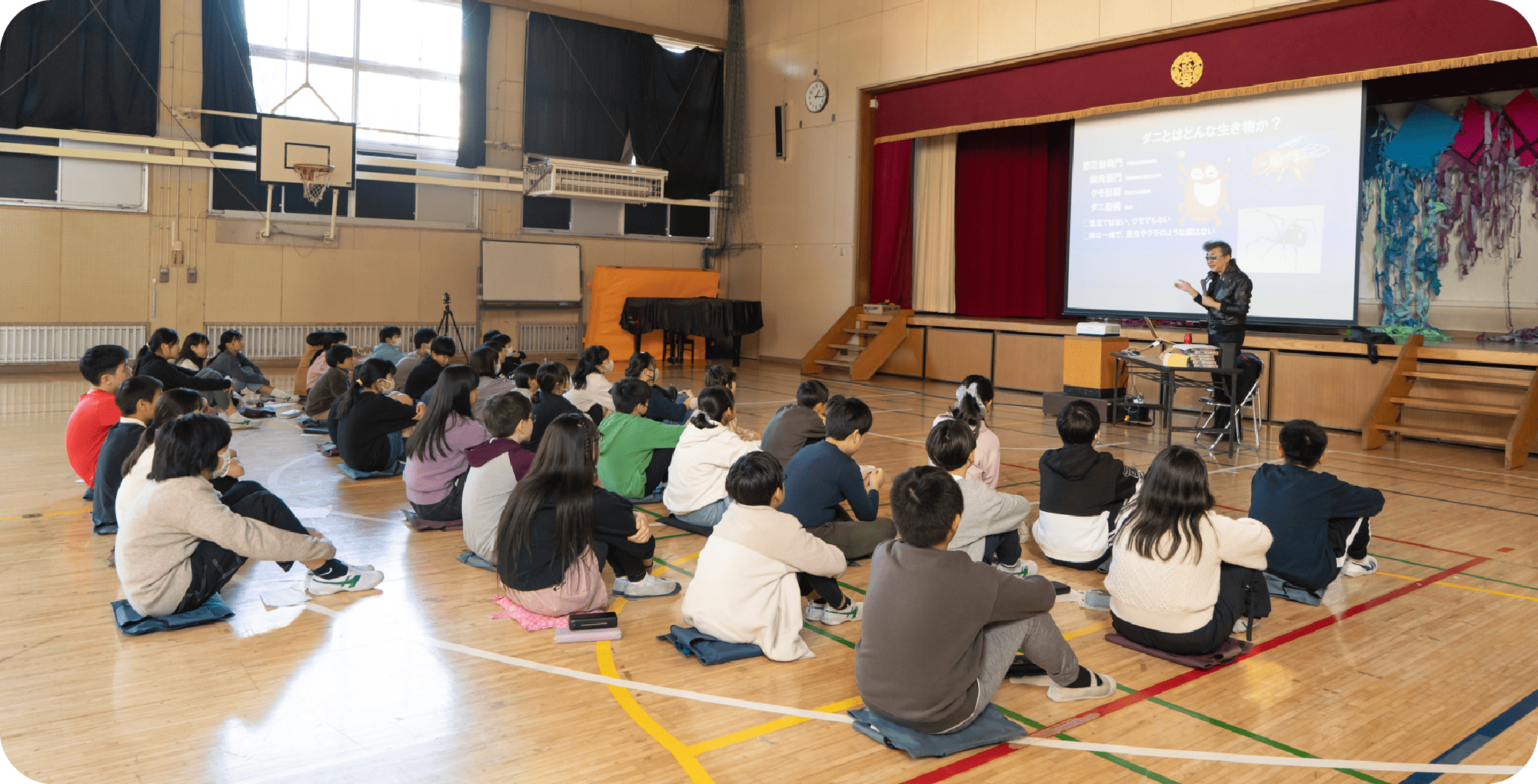 五箇公一先生の話を聴く生徒たち