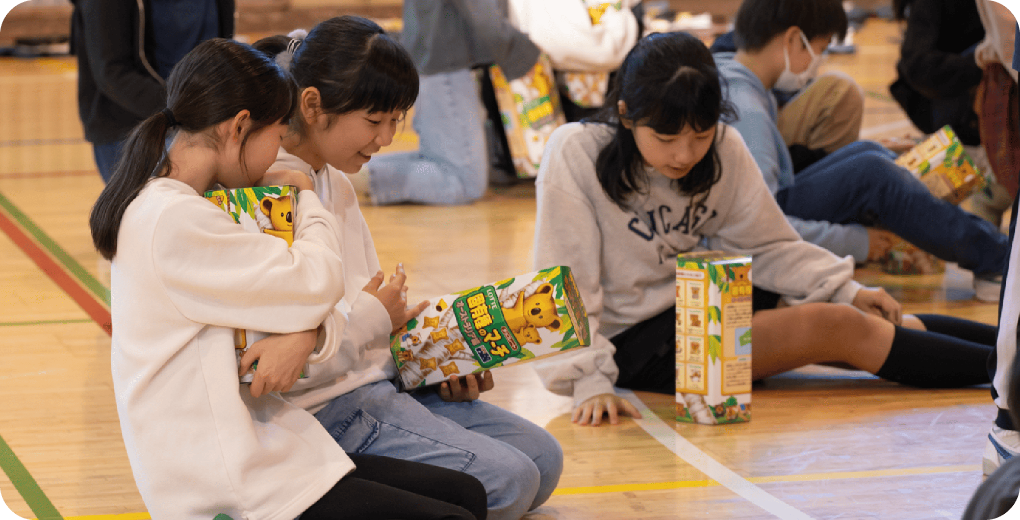コアラのマーチを見る生徒たち