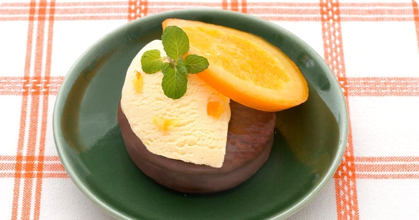 チョコパイオレンジのコンポートアイスクリーム添え