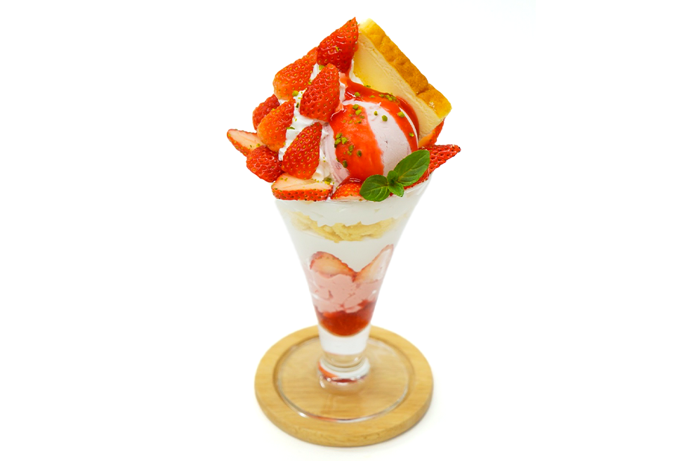 苺のよくばりチーズケーキパフェ