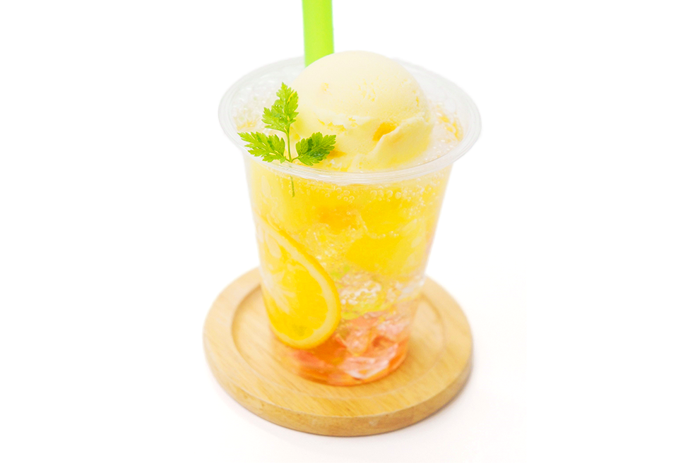 彩りフルーツのスパークリングドリンク