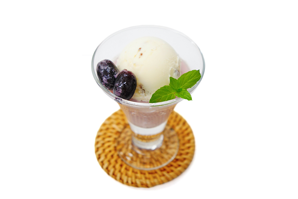 ラムレーズンアイスとイチゴプリンのサンデー