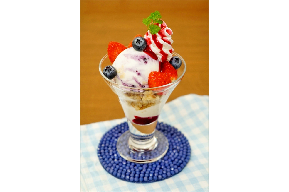 フレッシュベリーのチーズケーキパフェ