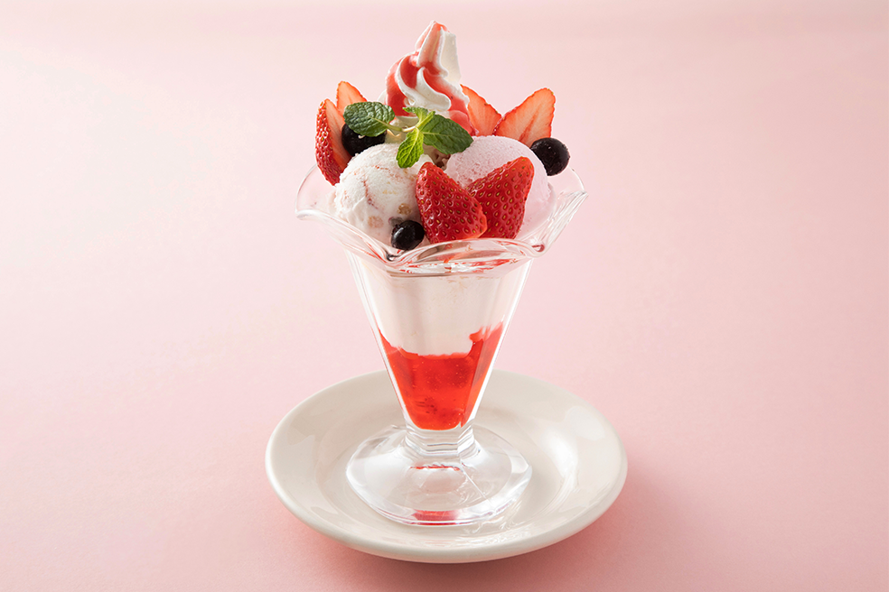 たっぷりいちごのショートケーキパフェ