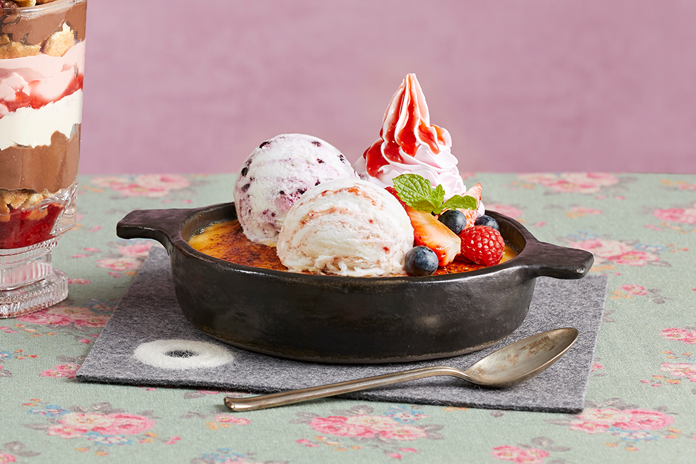 いちごショートとブルーベリーチーズのクリームブリュレ