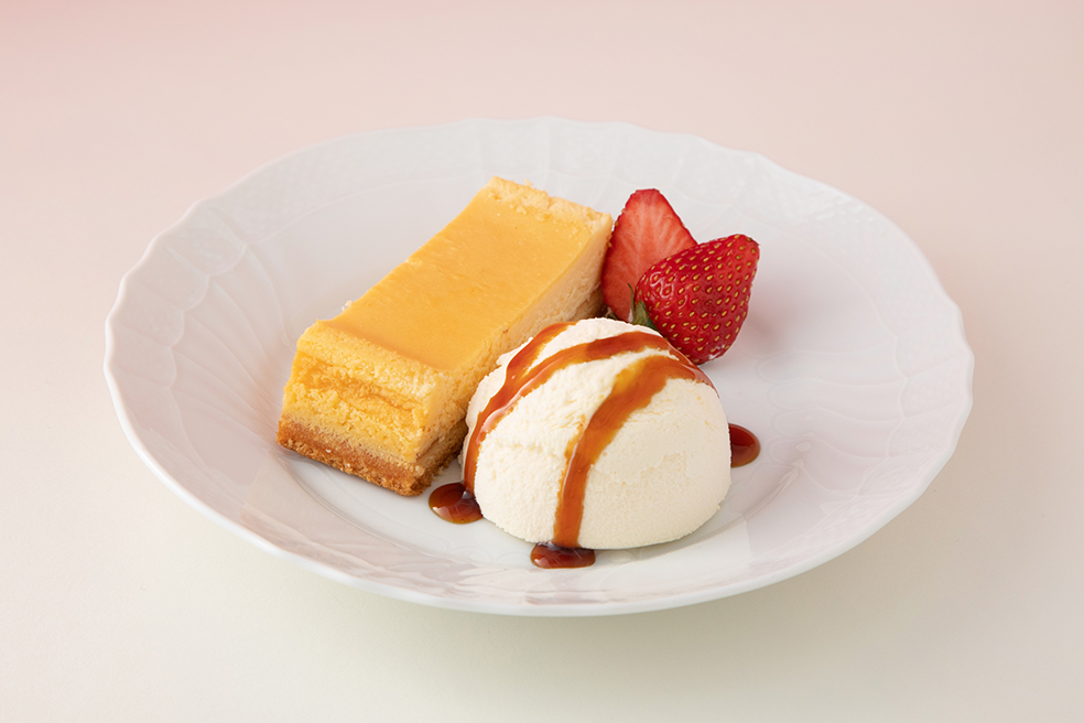 ベイクドチーズケーキのキャラメルバニラアイス添え