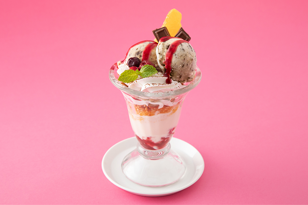 クッキー&クリームとオレンジとベリーのパフェ