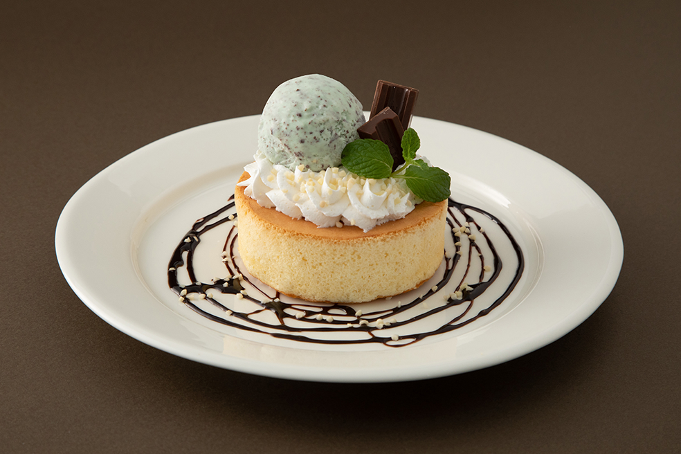 厚焼きパンケーキとチョコミントのプレート