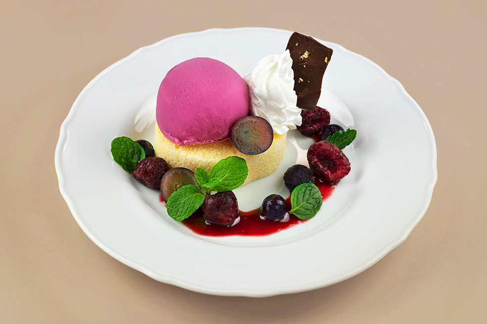 ロールケーキとぶどうのプレート