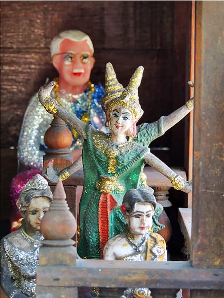 タイの道端に飾られていた人形たち